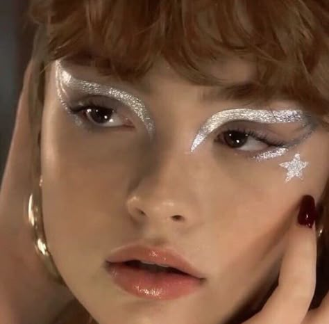 silver eyeshadow, bold eye makeup, chrome eye, bold eye, summer makeup trend, trendy makeup, editorial makeup, easy makeup, simple makeup, bold eye, fluffy brows, graphic liner Extreme Make-up, Editorial Make-up, Matte Make Up, Makeup Ulzzang, Makeup Zombie, Beauty Make-up, Kesha, Pat Mcgrath, Facepaint