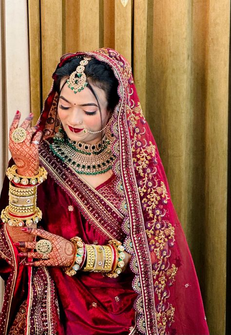 Soft Natural Bridal Makeup, New Dulhan Pose, Wedding Dulhan Pose, Wedding Outfits Indian, Natural Bridal Makeup, Latest Bridal Lehenga Designs, Bridal Pose, Indian Bride Poses, Indian Bride Photography Poses