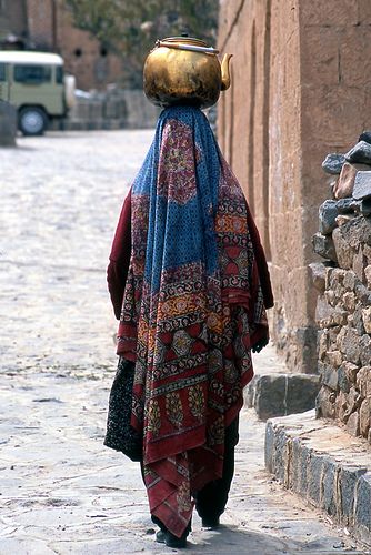 Yemen Clothes, Yemen Women, Socotra, Arab World, We Are The World, Traditional Clothes, Tea Lovers, Folk Costume, People Of The World