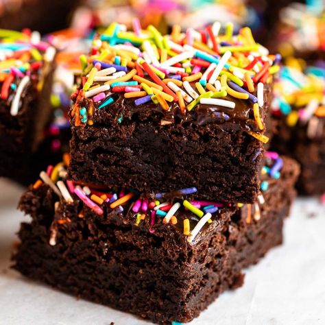 Sprinkle Brownies Brownie With Sprinkles, Decorating Brownies, Rainbow Brownies, Brownies With Sprinkles, Brownie Business, Sprinkle Brownies, Best Ever Chocolate Cake, Small Chocolate Cake, Decorated Brownies