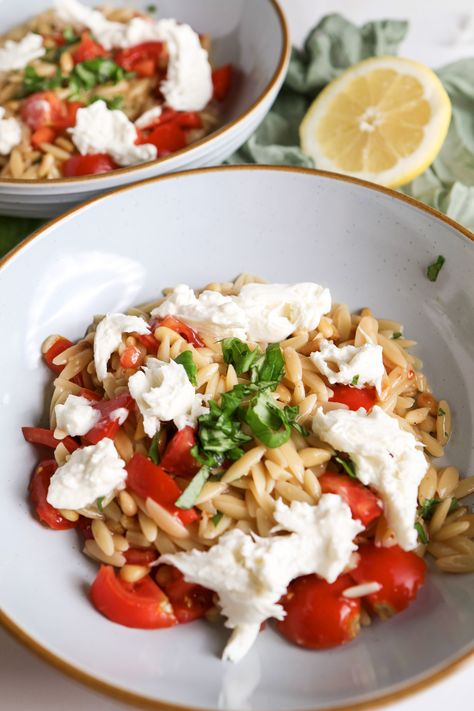 A creamy summer orzo dish filled with toasted pine nuts, fresh tomatoes, basil and topped with burrata cheese. Pasta With Fresh Tomatoes, Tomatoes And Burrata, Summer Orzo, Creamy Orzo Pasta, Orzo Dishes, Creamy Orzo, Fresh Tomato Pasta, Orzo Recipes, Burrata Cheese