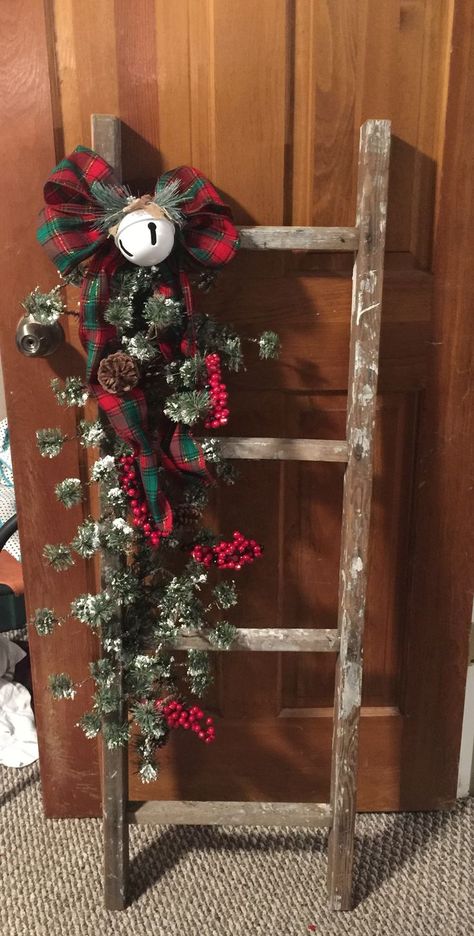 Christmas Ladder Decor, Ladder Crafts, Christmas Ladders Ideas, Ladder Decoration, Crafts Christmas Diy, Rustic Christmas Decor Ideas, Christmas Ladder, Christmas Decorations Diy, Country Christmas Decorations