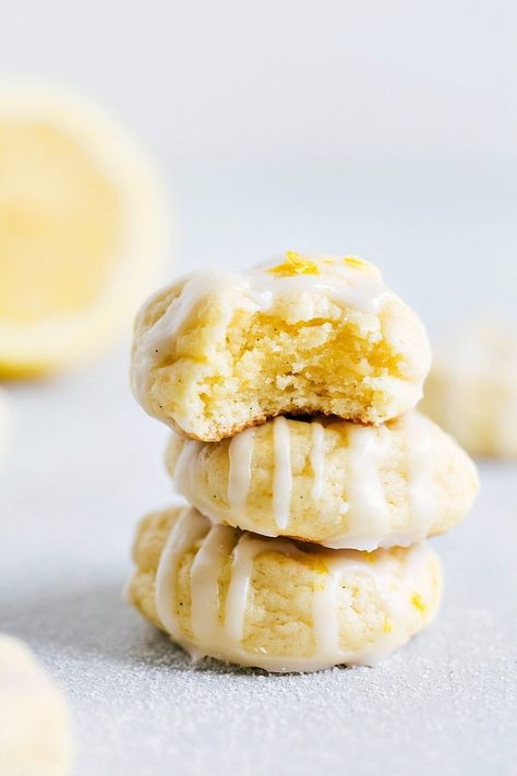 Lemon-flavored cheesecake cookies that are soft and chewy with a simple lemon glaze. These cookies are incredible!! Recipe from chelseasmessyapron.com Lemon Cheesecake Cookies, Soft Lemon Cookies, Cheesecake Cookies Recipes, Chelsea's Messy Apron, Soft Bakes, Baked Cookies, Zucchini Muffins, Cheesecake Cookies, Lemon Cookies