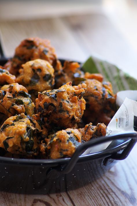 Pui Shaker Bora ( Malabar Spinach Lentil Fritters) - Blend with Spices Gluten Free Indian Food, Spinach Lentil, Easy Recipes Dinner, Lentil Fritters, Malabar Spinach, Wallpaper Food, Pakora Recipe, Pakora Recipes, Tamarind Chutney