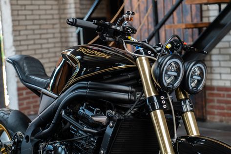 Shed-build: Triumph Speed Triple "Paleo" from the Netherlands | BikeBrewers.com Triumph Street Triple Custom, Sick Motorcycles, Triumph Speed Triple 1200 Rs, Triumph Triple, Triumph Street Triple 675, Triumph Speed Triple 1050, European Motorcycles, Street Fighter Motorcycle, Cafe Racer Parts