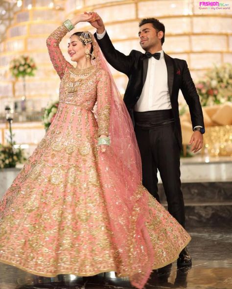 Fashion of Pakistan 2022 | Hamza and Hala mesmerizing chemistry on screen is going to an end Mere Humsafar Pic, Hala Hamza Mere Humsafar Pic, Hala Hamza Mere Humsafar Photo, Reception Poses, Nikah Ideas, Valima Dress, Mere Humsafar, Farhan Saeed, Bride Groom Photoshoot