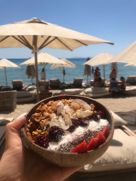 Beach day acai bowl summer healthy Acai Bowl Aesthetic Beach, Granola Business, Acai Bowl Aesthetic, Raging Waters, Bowl Aesthetic, Brazil Beaches, Yogurt Bowl, Chia Seed Pudding, Snacks Recipes