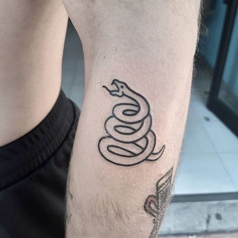 Metallica Traditional Tattoo, Metallica Snake Tattoo, Metallica Tattoo Ideas Design, Rock Tatoos Ideas, Rock Band Tattoo Designs, Libertarian Tattoo, Rock And Roll Tattoo Ideas, Metalhead Tattoo Ideas, Metal Music Tattoo