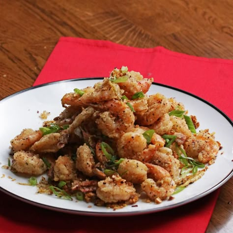 Here's what you need: frozen shrimp, cornstarch, oil, garlic, fresh ginger, red pepper flakes, salt, black pepper, scallions, white rice Pepper Shrimp Recipe, Salt And Pepper Shrimp, Pepper Shrimp, Shrimp And Rice, Shrimp Recipes For Dinner, Chinese Food Recipes, Shrimp Recipes Easy, Shrimp Pasta Recipes, Shrimp Dishes