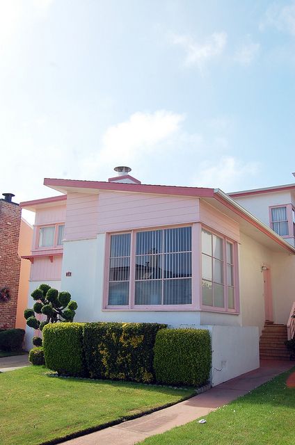 Pink Clouds Pink House Exterior, Inmobiliaria Ideas, Vintage Houses, Daly City, 광고 디자인, Dekorasi Kamar Tidur, Roses Pink, Cute House, Pink Houses