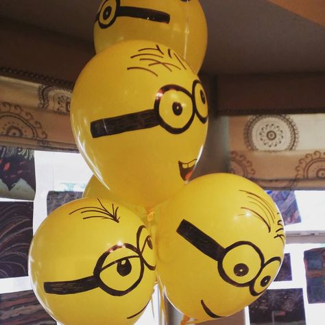 Yellow balloons +sharpies equals awesome minion balloons for my twin  sons'… Minion Balloons, Twin Sons, Birthday Twins, Ideas Birthday Party, Diy Minions, Friends Memories, Minions Birthday, Minions Party, 50th Birthday Party Decorations