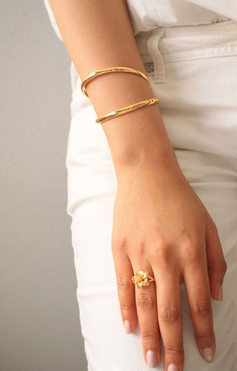 Plain Gold Bangles, Gold Bangles For Women, Diamond Bracelet Design, Modern Gold Jewelry, Gold Jewelry Simple Necklace, Gold Jewelry Stores, Gold Pendant Jewelry, Jewelry Bracelets Gold, Gold Armband