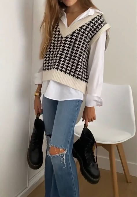 Aesthetic Vest Outfits, Aesthetic Vest, Winter 2022 Style, Outfits Winter 2023, Elegant Ootd, Spring Dresses Classy, Houndstooth Vest, Pattern Sweater Vest, Knit Vest Outfit