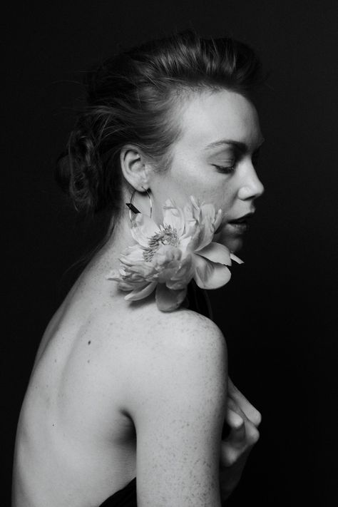 Woman Portrait With Flowers, Women Outside Photoshoot, Floral Self Portrait, Women With Flowers Photography, Portrait With Flowers Photography, Nude Flower Photoshoot Ideas, Artistic Studio Photography, Studio Photoshoot With Flowers, Flower Editorial Photography