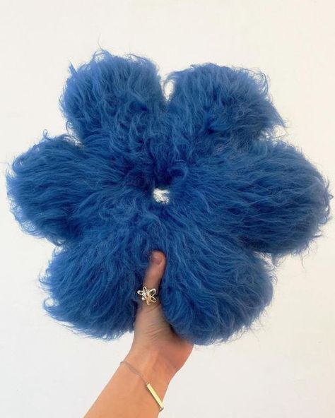 Crochet Flowers Aesthetic, Diy Finger Knitting, Blue Wisteria, Pixel Crochet, Finger Knitting, Crochet Lessons, Crochet Cushions, Crochet Pillow, Flower Pillow