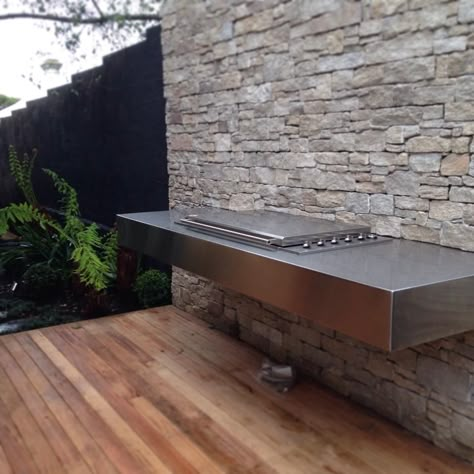 Cantilevered stainless steel bbq Barbacoa Jardin, Bbq Bar, Outdoor Bbq Area, Outdoor Barbeque, Bbq Island, Barbecue Area, Built In Bbq, Built In Grill, Bbq Area