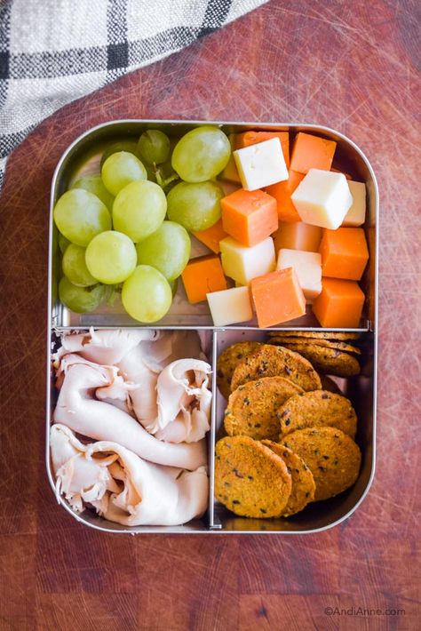 Work Lunch Ideas Bento, Turkey Bento Box Lunch, Ww Bento Box Lunch, Bento Box Lunch For College, Bagel Bento Box Ideas, Teen Bento Box Lunch Ideas, Easy Healthy Protein Lunch Ideas, Snack Bento Box Ideas, Bento Box Snacks For Adults