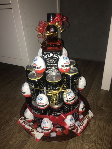 Jack Daniels Gift Ideas, 21st Birthday Beer Cake, Jack Daniels Gifts, Easy Gift Baskets, Birthday Beer Cake, Homemade Birthday Gifts, Alcohol Cake, Twin Birthday Cakes, Candy Bouquet Diy