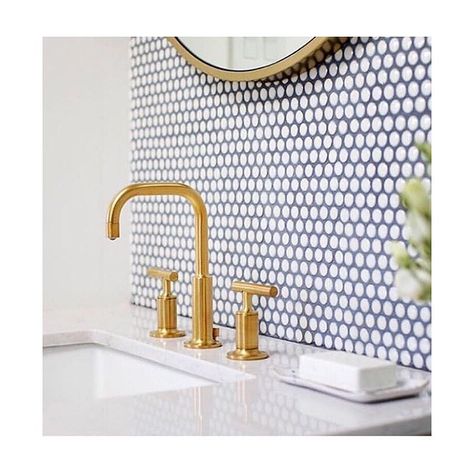 Love this blue grout with a white round mosaic tile, simple but effective! #tiles #grout #colourlove #bathroom #interiordesign Blue Grout, Penny Tiles Bathroom, Best Kitchen Design, Wallpaper Shelves, Penny Tile, Bad Inspiration, Boys Bathroom, Basement Bathroom, Trendy Bathroom