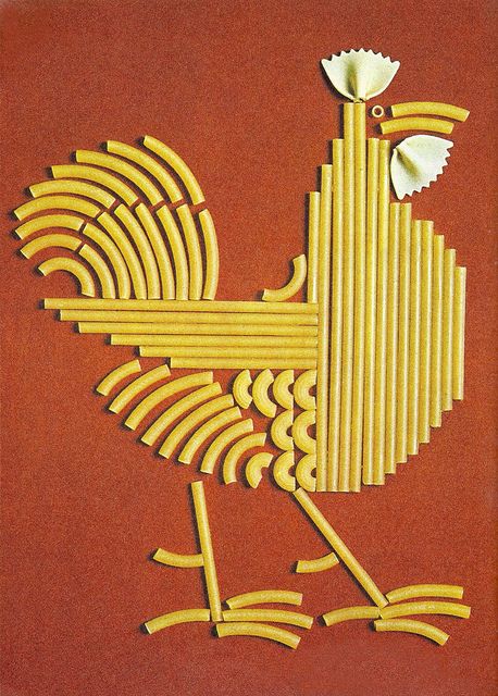 Pasta gallo, Noëlle Lavaivre, 1970 Macaroni Art, Pasta Crafts, Noodle Art, Pasta Art, Chicken Art, Chickens And Roosters, A Chicken, Chicken Pasta, Teaching Art