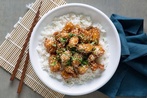 Sticky Lemonade Chicken Lemonade Chicken, Sweet Red Chili Sauce, Red Chili Sauce, Snow Peas, Healthy Slow Cooker, Dinner Plan, Smart Cooking, Toasted Sesame Seeds, Steamed Rice