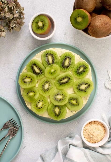 Kiwi Cheesecake Recipes, Kiwi Cheesecake, Pretzel Pie, Digestive Cookies, Perfect Cheesecake, Kiwi Berries, Fruity Cake, Berry Cheesecake, Philadelphia Cream Cheese