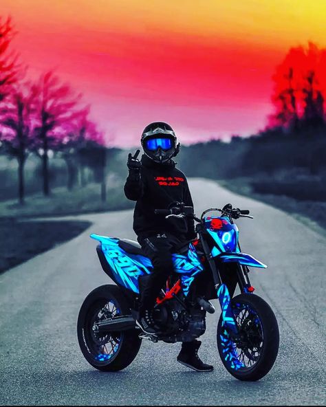 Custom Dirt Bike, Moto Wallpapers, Motocross Love, Dirt Bike Racing, Cool Dirt Bikes, Image Moto, Scary Movie Characters, Pretty Bike, Bike Pic