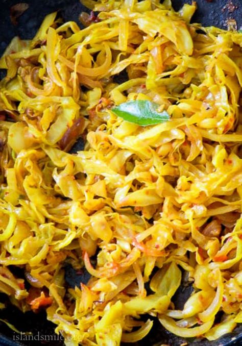 Spicy Cabbage Stir Fry, Curry Cabbage, Vegetarian Skillet, Easy Cabbage Recipes, Spicy Cabbage, Recipe Cabbage, Spicy Chilli, Cooking Vegan, Spicy Curry