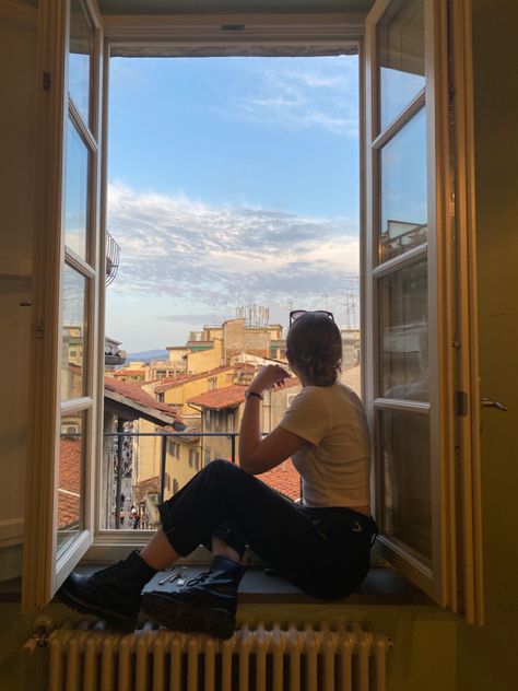 Florence Apartment Aesthetic, Apartment In Italy, Living In Italy Aesthetic, Italy Apartment Aesthetic, Study Abroad Florence, Italy Apartment, Florence Apartment, Europe Photography, Cute Apartment