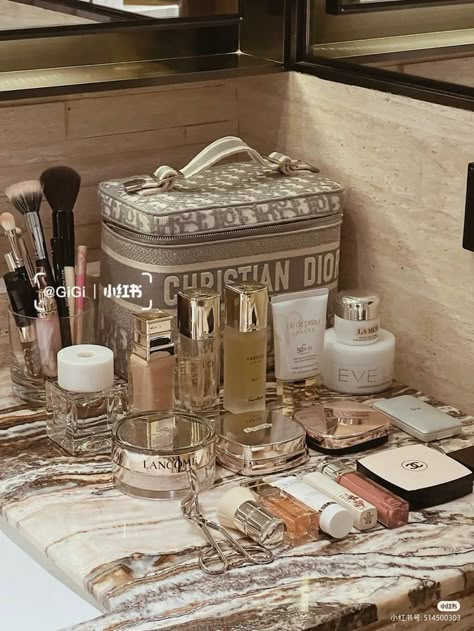 Vintage Makeup Ideas, Luxury Skincare Aesthetic, Luxury Makeup Aesthetic, Expensive Makeup Products, Expensive Makeup, Luxury Cosmetics, Top Makeup Products, Fancy Makeup, Dior Makeup