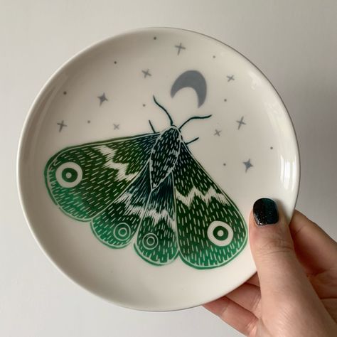 Moth Pottery Painting, Plate Pottery Painting Ideas, Pottery Underglaze, Underglaze Designs, Painting Pottery, Plates Diy, Paint Your Own Pottery, Pottery Painting Designs, Flowers Botanical