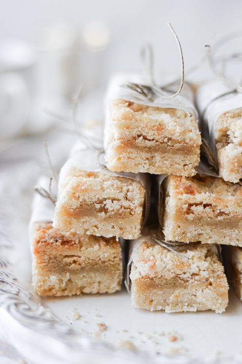 These easy almond crumb bars have a buttery shortbread cookie crust, with almond paste filling, and a crumble topping. They're simple but so delicious, quick and easy to make, and a perfect addition to a Christmas cookie box! Almond Paste Filling, Almond Paste Cookies, Almond Paste Recipes, Almond Filling, Shortbread Cookie Crust, Almond Desserts, Crumb Bars, Almond Bars, Buttery Shortbread Cookies