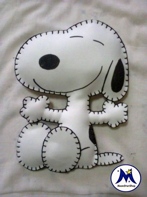 Snoopy Template, Snoopy Drawing, Felt Ornaments Patterns, Felt Crafts Patterns, Felt Crafts Diy, Felt Dogs, Felt Patterns, Felt Christmas Ornaments, Sewing Toys