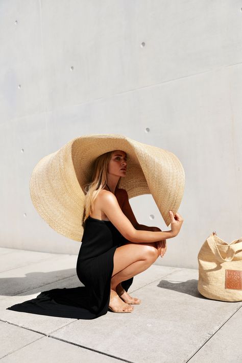 Hat Jacquemus, Straw Hats Outfit, Hat Outfit Summer, Couple Pregnancy Photoshoot, Pool Party Outfits, Oversized Hat, Pool Fashion, Take Off Your Shoes, Big Hat