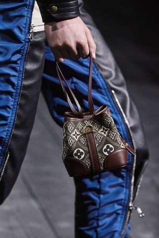 Louis Vuitton Otoño Invierno 2020-2021 Pret-A-Porter - Pasarelas | Vogue España Men Handbag, Monogram Bags, Handbag Ideas, Micro Bags, 2020 Runway, Monogram Bag, Bag Trends, Fabric Bags, Runway Show