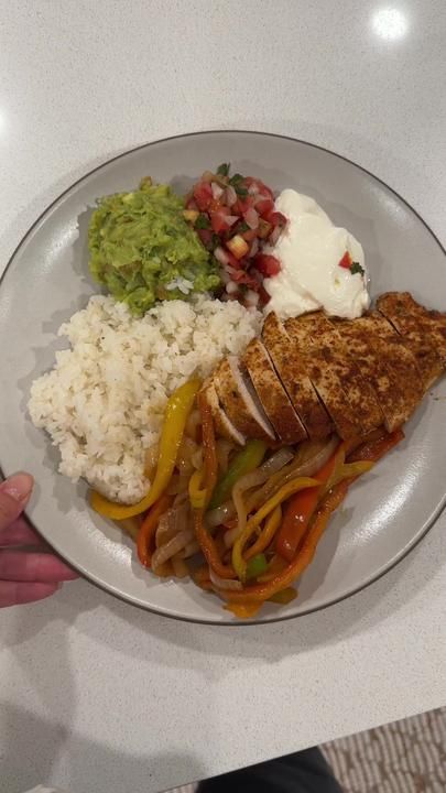 Emily Mariko, Fajita Bowl, Chicken Fajita Bowl, Healthy Lunch Snacks, Healthy High Protein Meals, Healthy Food Inspiration, Chicken Fajita, Easy Healthy Meal Prep, Healthy Food Dishes