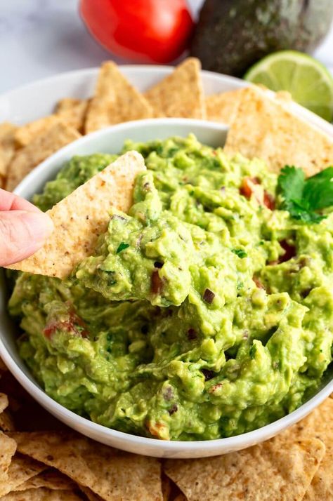 Guacamole: Fast & Fresh - Tastilly Table Side Guacamole Recipe, Quacomale Recipe, Guacamole Recipe No Cilantro, Avacacado Recipes, Guacamole And Chips, Copycat Recipes Desserts, Easy Guacamole Recipe, Mexican Guacamole, Fried Green Tomatoes Recipe