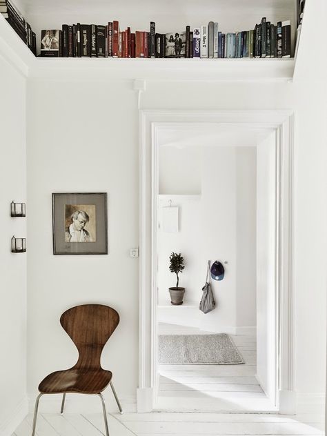 7 Genius Ways to Maximize Space in Your Small Room Ceiling Shelves, Pallet Sofa, Ideas Hogar, Small Room Design, Design Del Prodotto, Small Space Living, A Chair, Cheap Home Decor, 인테리어 디자인