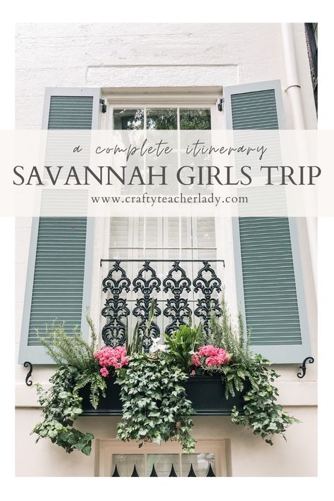 Complete itinerary for a Girls Trip to Savannah (things to do, where to eat, and must sees) Savannah Day Trip, Savannah Girls Trip, Trip To Savannah Georgia, Girls Trip Gifts, Georgia Girls, Urban Forest, Oak Trees, Wonderful Weekend, Trip Itinerary