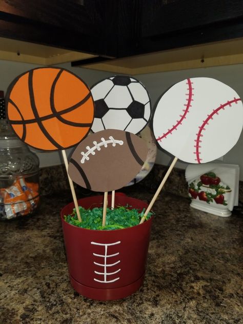 Sports Day Decoration, Sports Party Centerpieces, Sports Centerpieces, Centerpiece Birthday, Sports Party Decorations, Sports Baby Shower, Sports Theme Birthday, Ball Birthday Parties, Decoration Vitrine