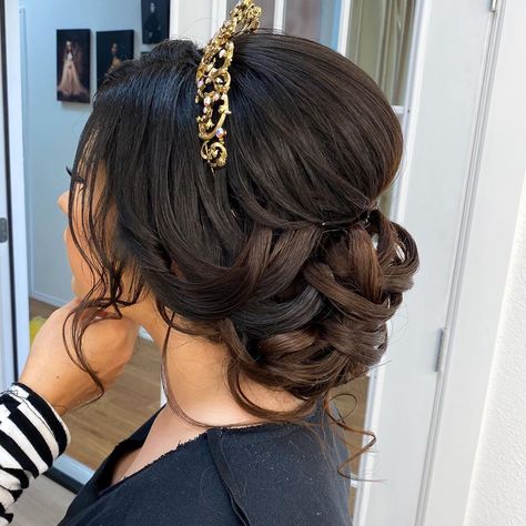 Quince style/ quinceañera hairstyle /quinceañera updo Elegance Hair, Wedding Bun Hairstyles, Quince Hairstyles With Crown, Quinceanera Hairstyles, Quince Hairstyles, Bow Hairstyle, Athletic Hairstyles, Elegant Hairstyles, Professional Hairstyles