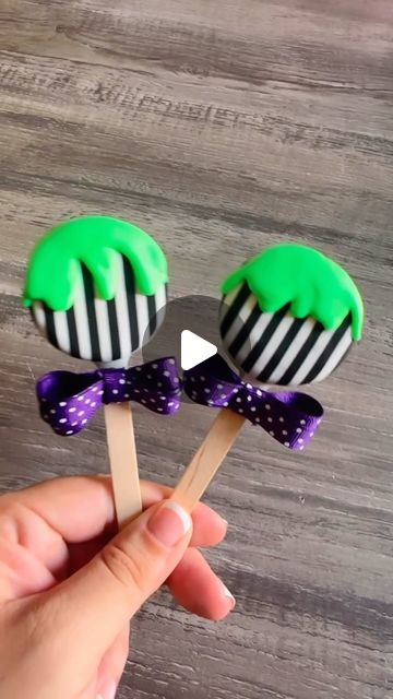 Anay Munoz on Instagram: "Beetlejuice inspired Oreo Pops Edible glue and Edible Images from @bakers.express  #beetlejuice2 #beetlejuiceoreos #beetlejuicetreats" Beetlejuice Cake Pops, Halloween Oreo Pops, Beetlejuice Snacks, Beetlejuice Treats, Beetlejuice Desserts, Beetlejuice Themed Food, Cake Pops Ideas Decorating, 40th Birthday Celebration Ideas, Beatle Juice