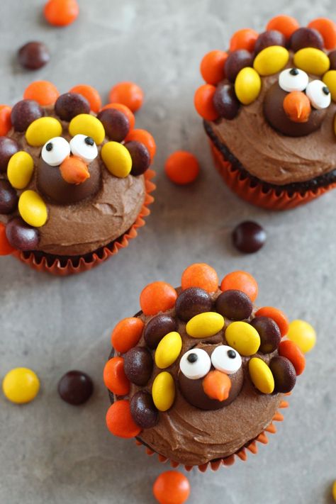 Turn ordinary cupcakes into cute Thanksgiving turkey cupcakes with simple ingredients. It's a perfect activity for the kids! Fall Favorite Desserts, Easy Thanksgiving Turkey, Thanksgiving Desserts Kids, Chocolate Buttercream Recipe, Turkey Cupcakes, Thanksgiving Cake, Thanksgiving Cupcakes, Thanksgiving Desserts Table, Thanksgiving Snacks