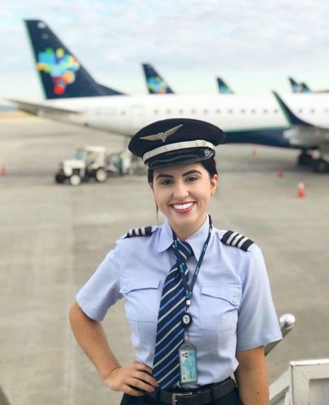 Piolet Women Aesthetic, Piolet Women, Airport Party, Pilot Dream, Female Pilots, Flight Girls, Pilot Uniform, Student Pilot, Women Wearing Ties