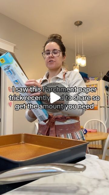 ᗰ ᗩ ᖇ ᒪ ᗩ 🔆 on Instagram: "This hack is SO good! Parchment paper is the worst, but also the best! #cookinghack #cookingtip #cookingtips #baking #bakingtip #bakinghack #backinghacks #parchmentpaper #parchmentpaperhack #parchmentpaperbattle #bakersofinstagram #homemakers" Baking Paper Hack, Lite Snacks, Paper Hacks, Baking Chart, Fancy Foods, Baking Secrets, Baking Hacks, Kitchen Help, Parchment Paper Baking