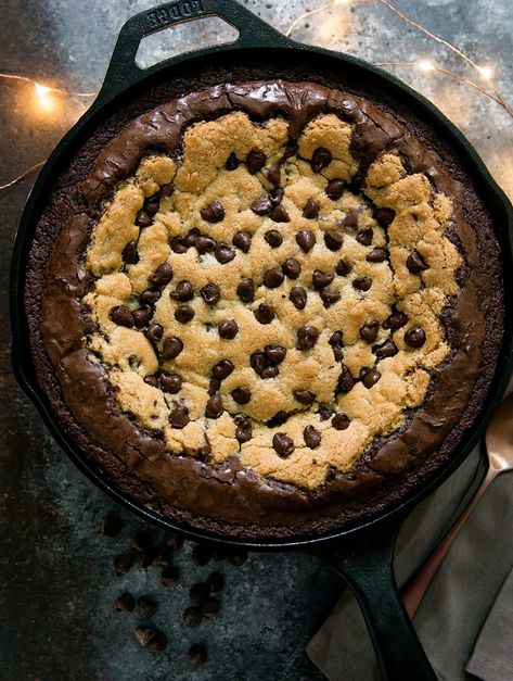 overhead photo of Deep Dish Chocolate Chip Cookie Skillet Brownie Brookie Cups, Deep Dish Chocolate Chip Cookie, Chocolate Chip Cookie Skillet, Skillet Desserts, Skillet Brownie, Cookie Skillet, Iron Skillet Recipes, Skillet Cookie, Cast Iron Skillet Recipes