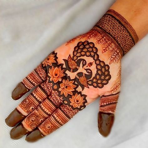 Mehendi Designs Peacock Unique, Design Mahendi, Mehendi Tattoos, Mehndi Classes, Karva Chauth Mehndi Designs, Peacock Mehndi, Makeup Names, Peacock Mehndi Designs, Palm Mehndi