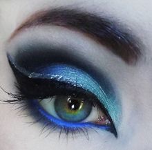 Silver eye liner over black liner and blue/ teal shadow. Avatar Makeup, Make Up Designs, Crazy Makeup, Beauty Eyes, Blue Eye Makeup, Makeup Designs, Eye Make, Pretty Eyes, Eye Art