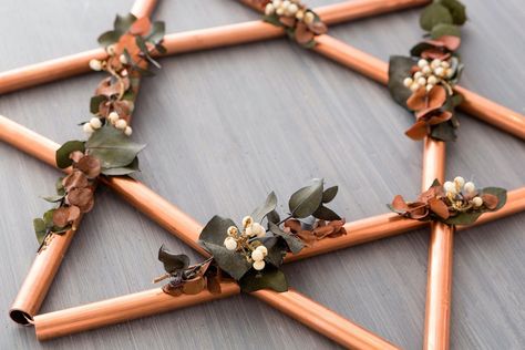 Adorn Your Mantle With This DIY Copper Star of David Hanukkah Wreath - Brit + Co Star Of David Wreath, Diy Star Of David, Diy Hannukah Decor, Hanukkah Aesthetic, Jewish Aesthetic, Hannukah Party, Jewish Decorations, Window Frame Crafts, Jewish Decor