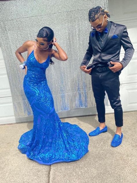 Blue And Black Homecoming Couple, Blue Prom Dress Black Couple, Prom Outfits Black Couples, Best Prom Couples Outfits, Black Prom Inspo Couple, Cute Prom Outfits Couples, Royal Blue And Black Prom Couple, Black Couple Homecoming, Prom Colors For Couples Matching